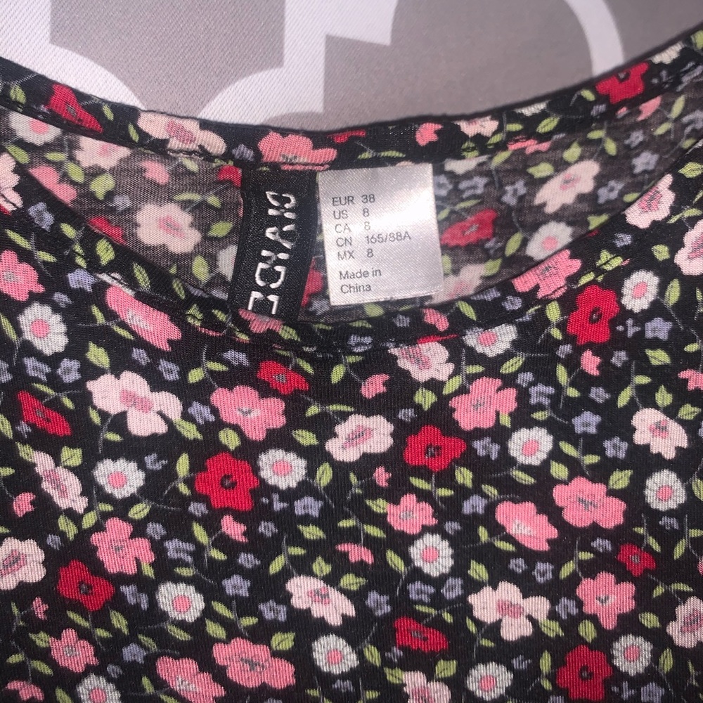 Flowered top - Picture 2 of 3